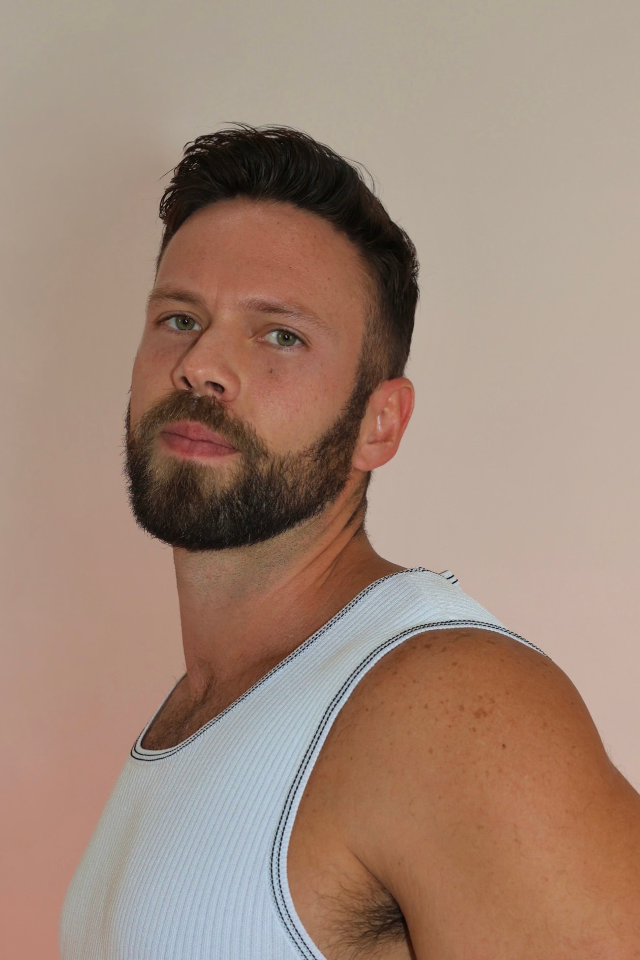 Romer Romero headshot