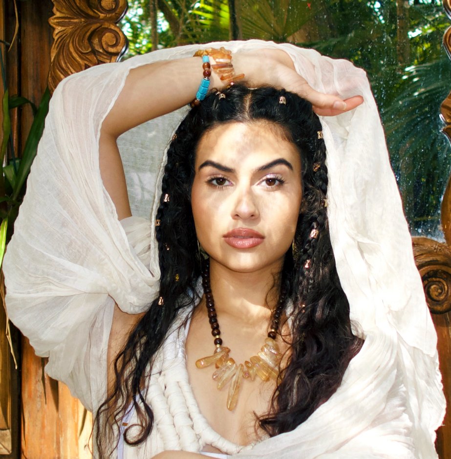 yasmin mucury headshot